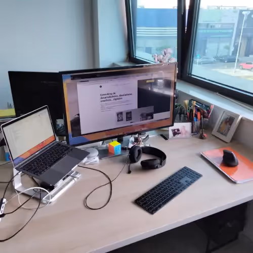 Foto de un puesto de trabajo coworking