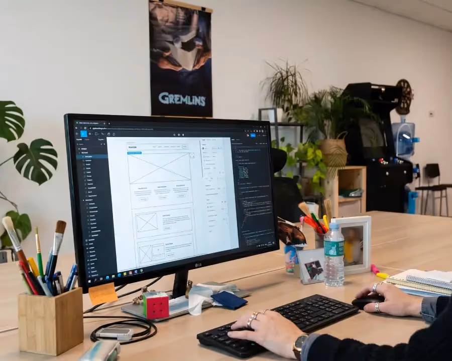 Imagen de una diseñadora trabajando en un puesto en la oficina coworking compartida
